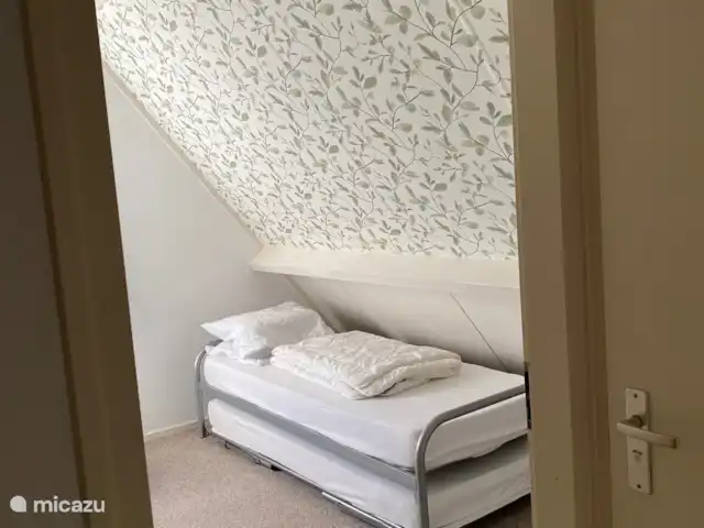 Op de eerste verdieping bevindt zich deze tweepersoonskamer met 2 aparte bedden en een ruime kast.